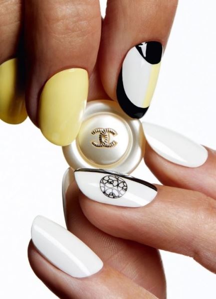 
                        

                        Обновленная коллекция лаков для ногтей Le Vernis от Chanel

                    