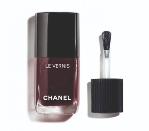 
                        

                        Обновленная коллекция лаков для ногтей Le Vernis от Chanel

                    