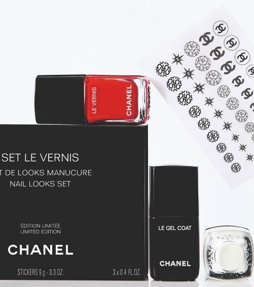 
                        

                        Обновленная коллекция лаков для ногтей Le Vernis от Chanel

                    