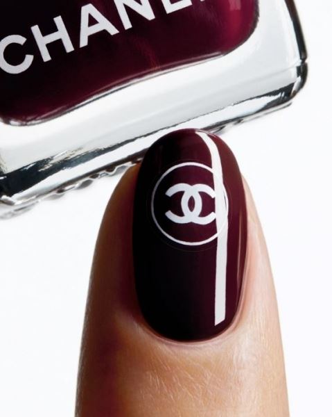 
                        

                        Обновленная коллекция лаков для ногтей Le Vernis от Chanel

                    